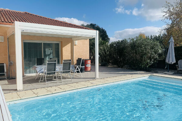 Pergola au bord de la piscine